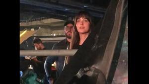 Dakota Johnson, en el concierto de su chico, Chris Martin, en el primero de sus conciertos en Barcelona.