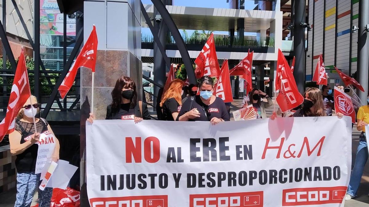 Paros parciales de los trabajadores de H&M en Nueva Condomina y Thader para  protestar por el ERE - La Opinión de Murcia
