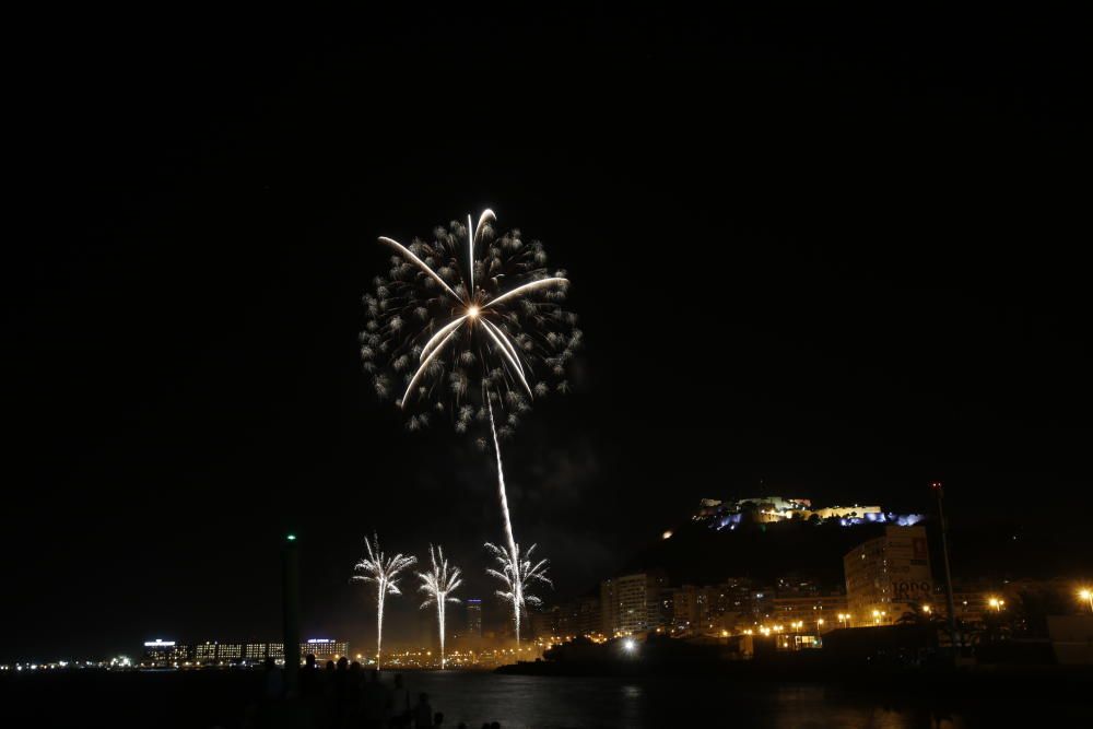 La pirotecnia Hermanos Ferrández protagonizó el penúltimo espectáculo de color sobre la playa del Cocó