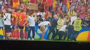 ¡Un seguridad del estadio lesiona a Morata al intentar parar a un espontáneo!