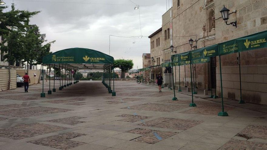 Las obras en el Parador obligan a resituar los puestos de la feria de la cerámica