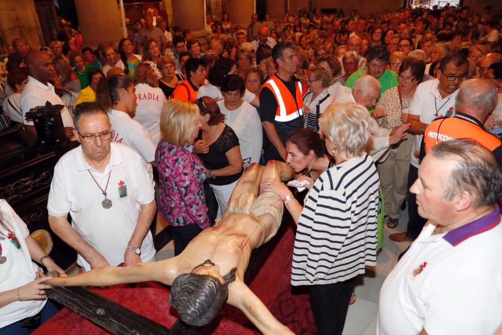 Cientos de vigueses le rindieron tributo al Cristo de la Victoria después de que una veintena de costaleros lo bajasen a hombros.