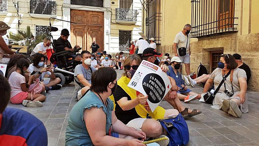 La protesta realizada ayer ante la conselleria de Igualdad. | A. P. F.