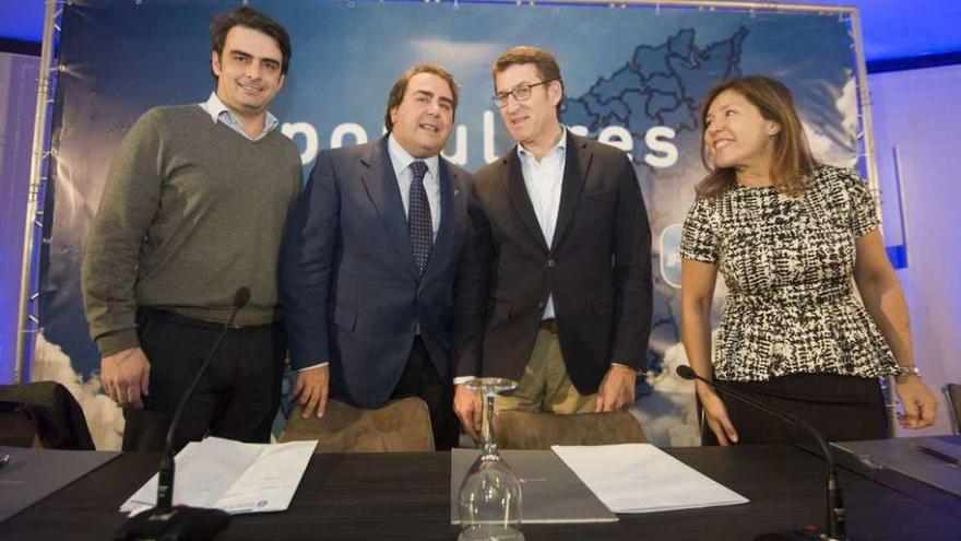 Diego Calvo, Carlos Negreira, Núñez Feijóo y Beatriz Mato, ayer en la reunión del PP coruñés. // J. Roller