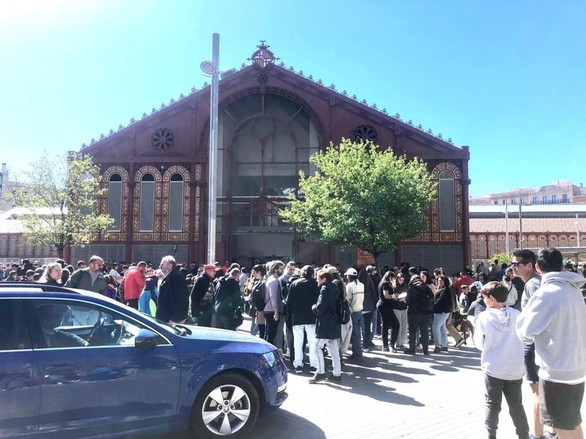 Entrada de coches al párking, lleno de visitantes del mercado en busca de cromos.