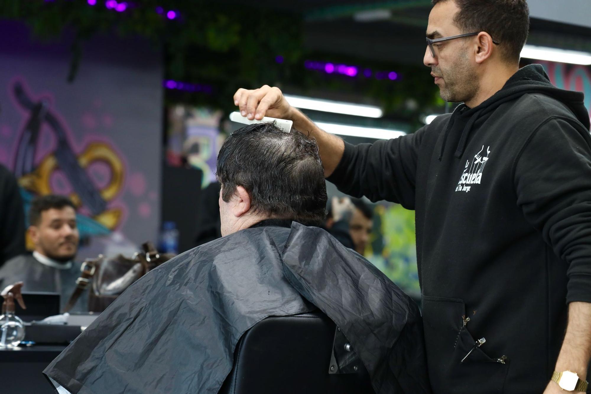 En imágenes | Personas sin hogar se cortan el pelo en la Academia Barbería Tío Jorge