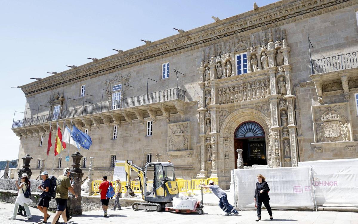 La fachada del Hostal tras la retirada del andamiaje