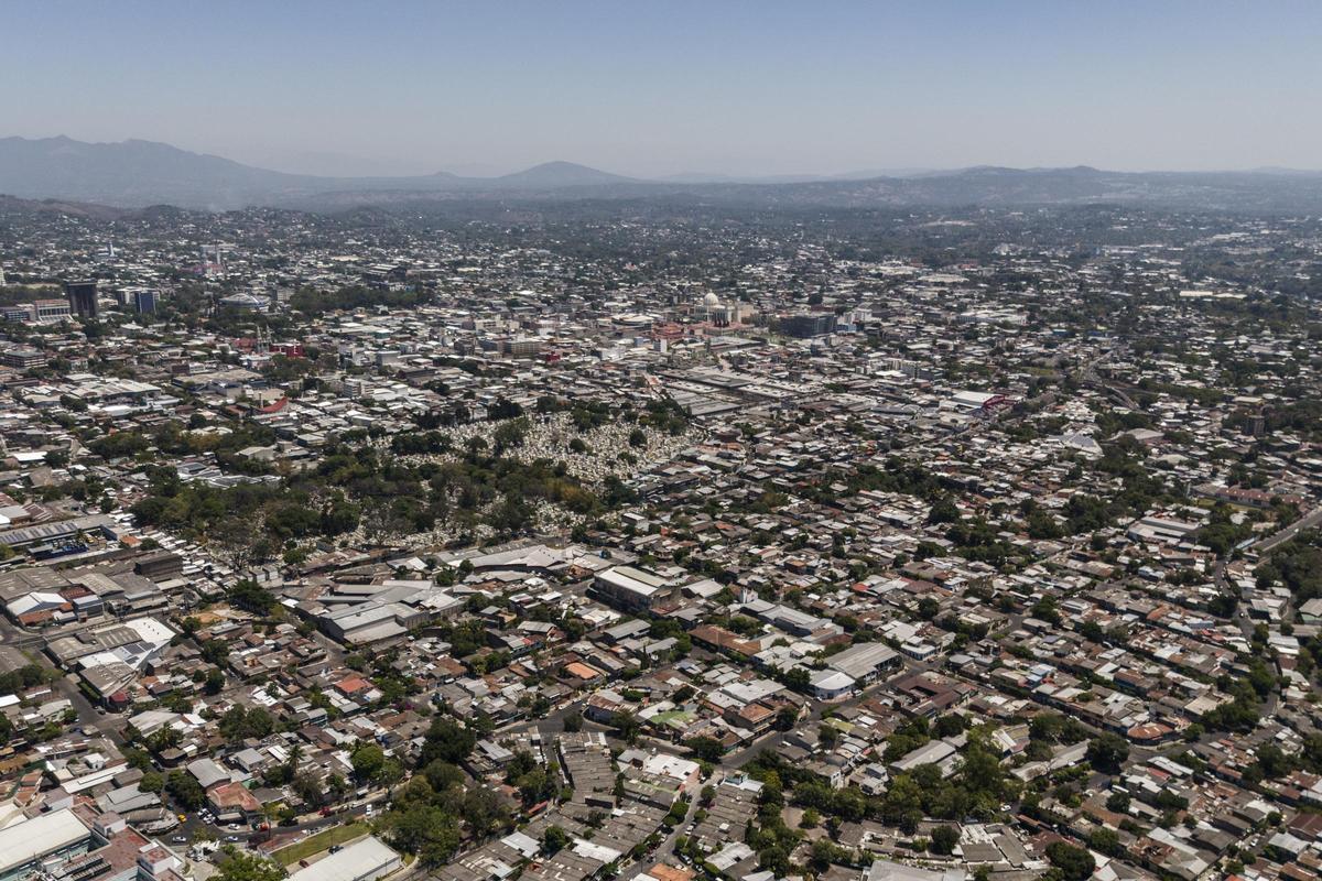 San Salvador, capital de El Salvador, desde el aire.