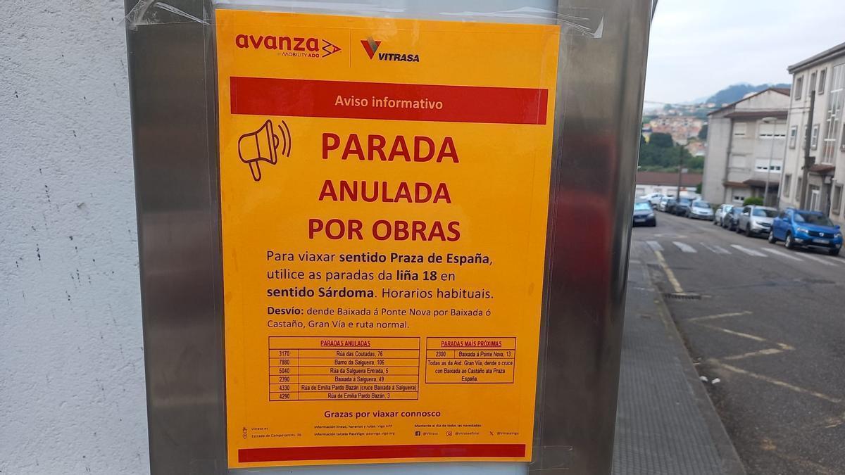 Vista de una de las paradas de Vitrasa anuladas en el «corazón» del barrio vigués de A Salgueira.