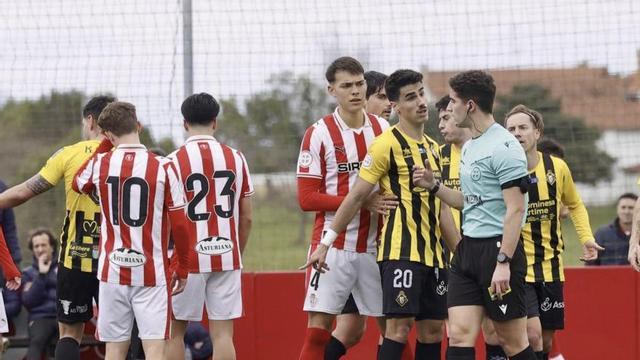 Un momento del Sporting Atlético-Caudal en Liga.  | MARCOS LEÓN