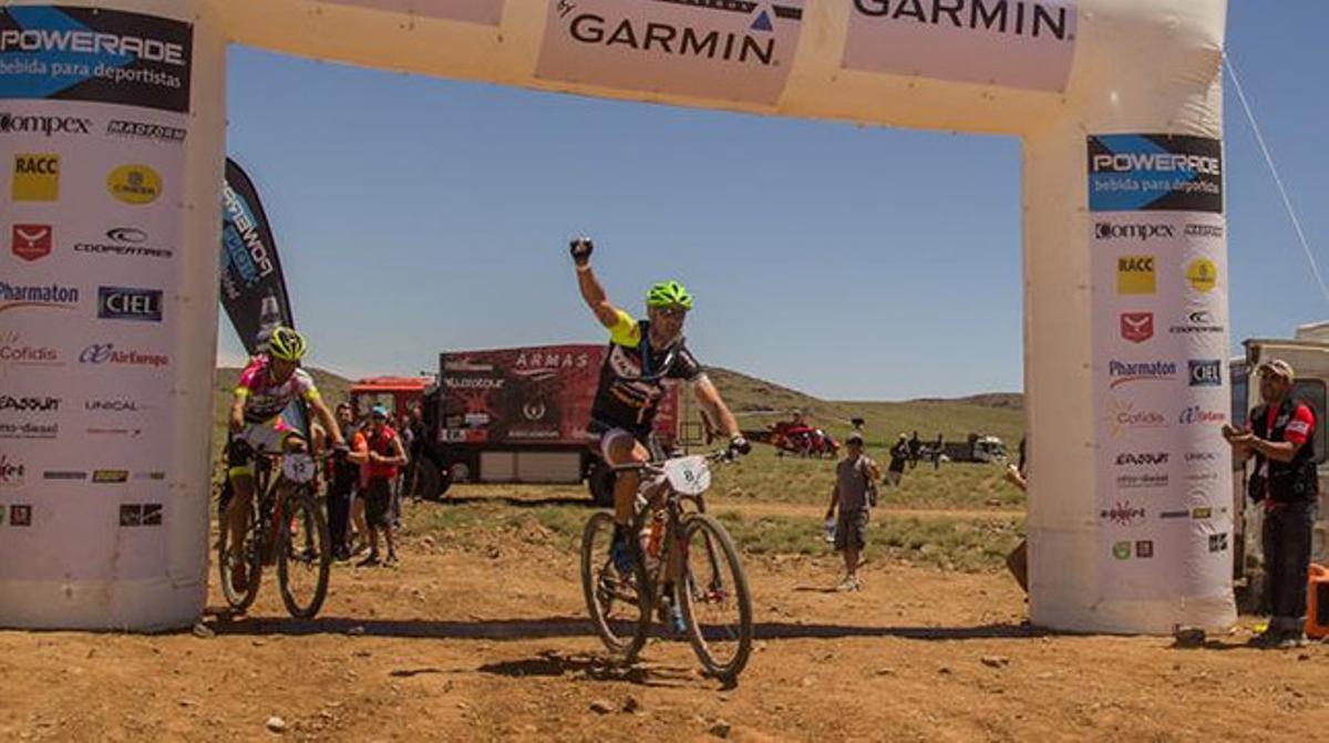 El portuguès José Silva, primer líder de la Titan Desert 2015, al seu pas per la meta.