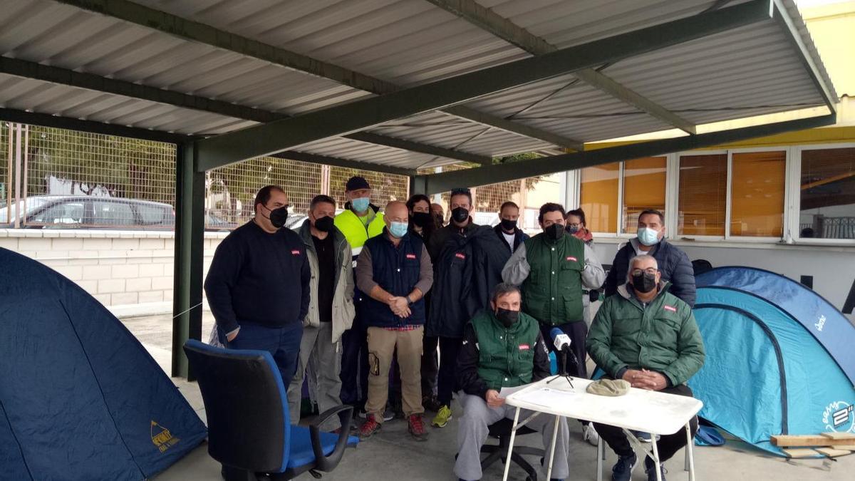 Los trabajadores continúan con su encierro.