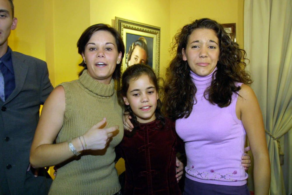 ... y aquí con sus hermanas. A la izquierda, Lorena, a la que hemos visto como fallera mayor infantil de 1994. Es la primera vez en la historia que dos hermanas ostentan el cargo. Y la de la derecha se autoproclamaba «el kit kat» por estar en medio; en este caso, de dos reinas... pero ahora es la más famosa de todas: es la actriz y cantante Sandra Cervera, a la que vimos durante años en «El Secreto de Puente Viejo».