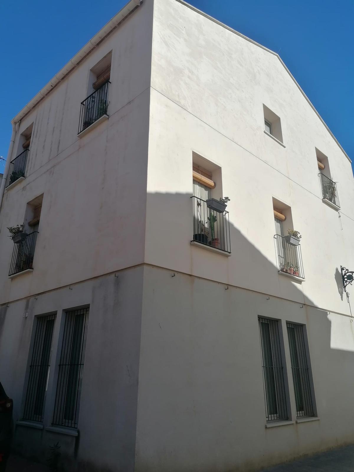 Vivienda nueva construida en la esquina de Los Ángeles con Carlos Ros, en uno de los primeros solares subastados en el Cabanyal.