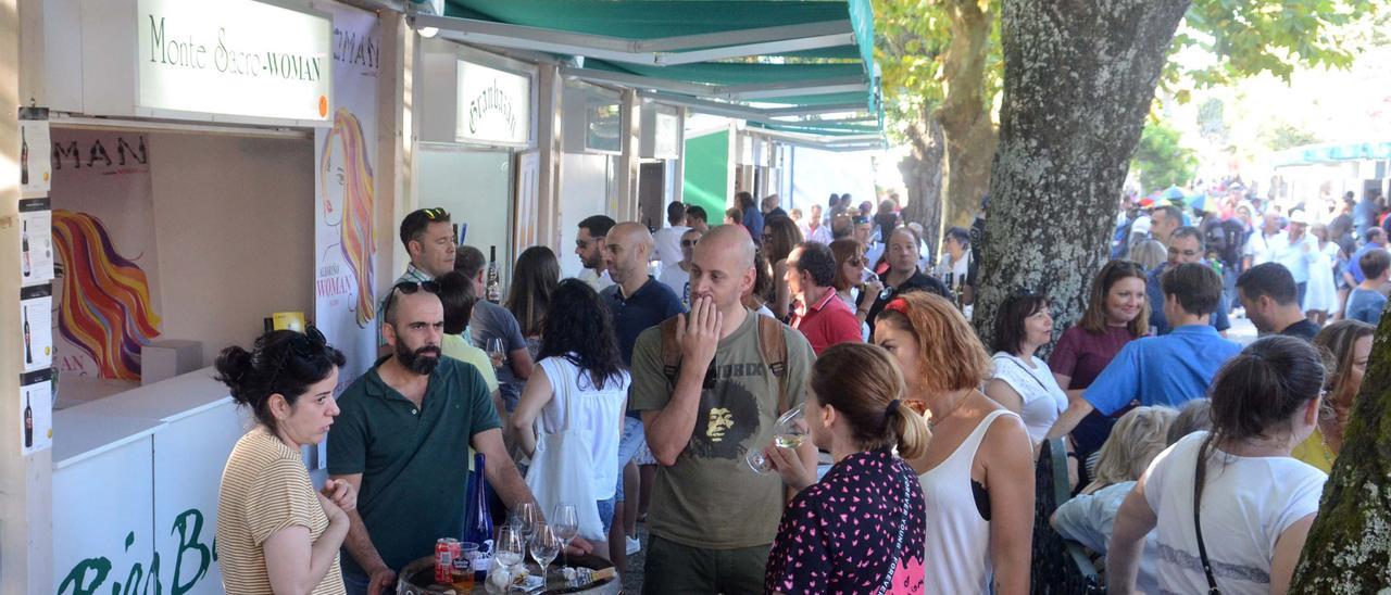 Una imagen de los puestos de venta de vino en el Paseo da Calzada de Cambados