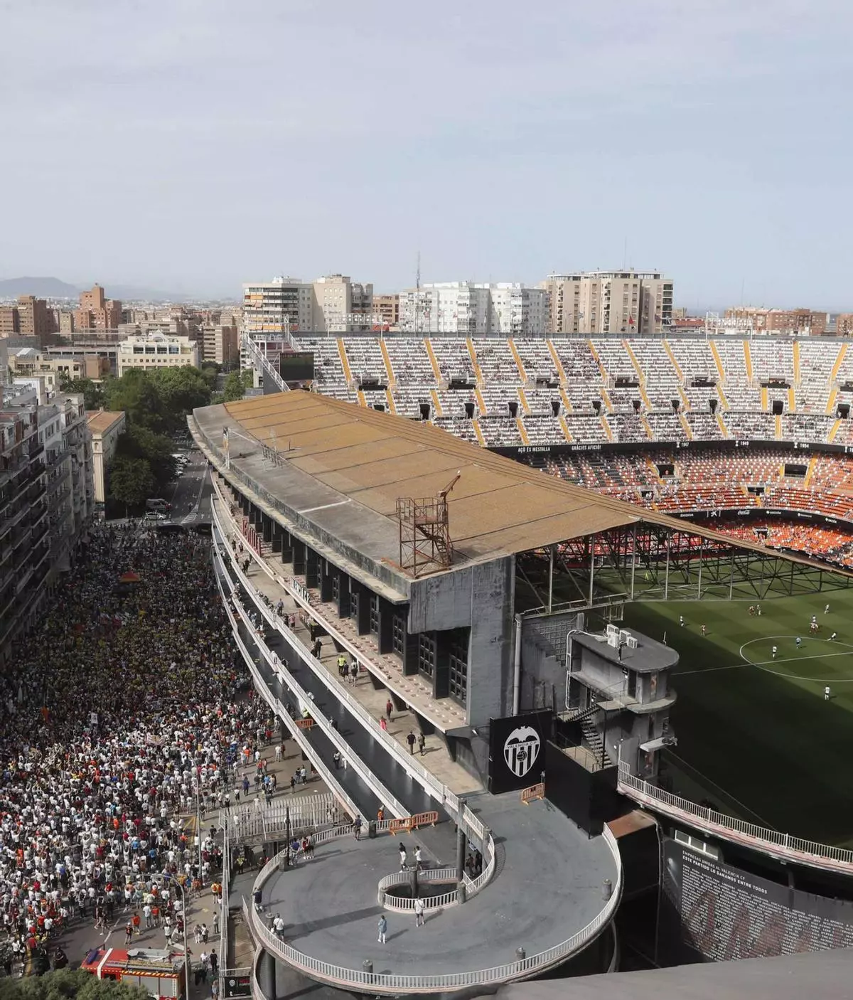 La derrota en Anoeta impulsa el vaciado de Mestalla ante el Girona