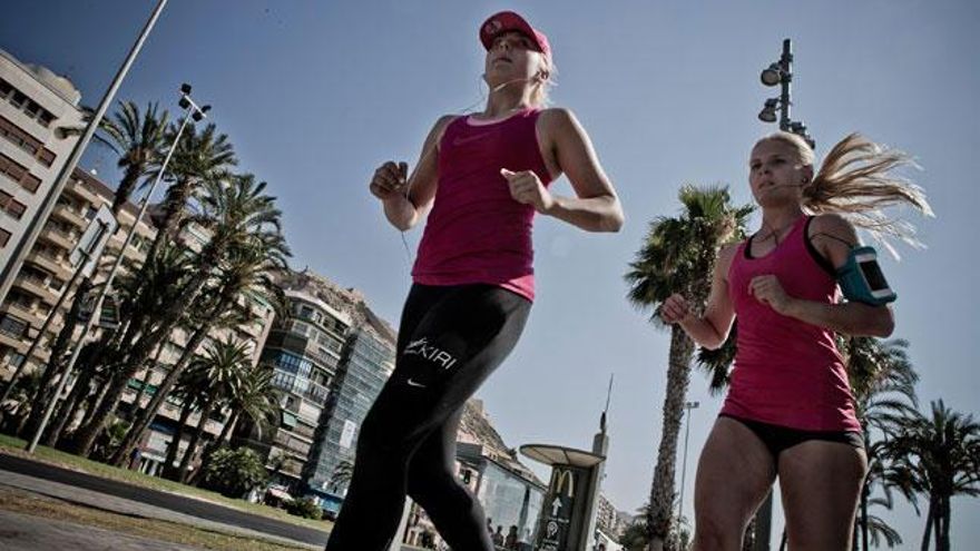 Dos jóvenes haciendo footing en Alicante