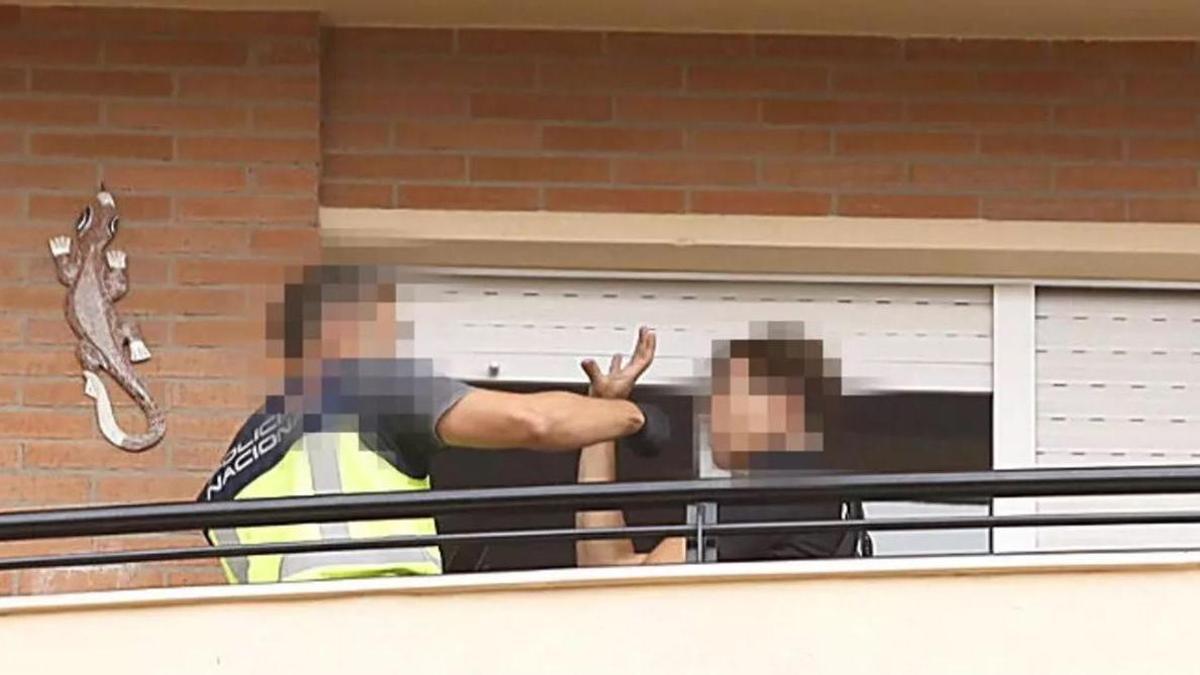 El detenido por el cadáver del congelador de Castellón sale del piso tras la reconstrucción