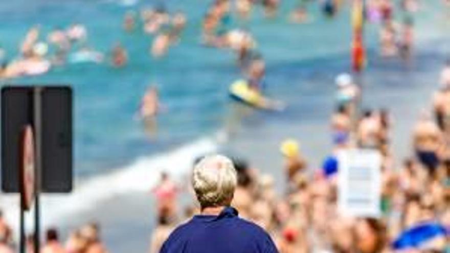 Un turista con sus maletas en Benidorm.