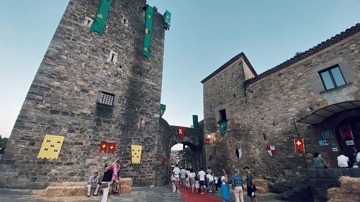 La Torre y el Castillo de Valdés. Salas, patrimonio medieval engalanado para la fiesta