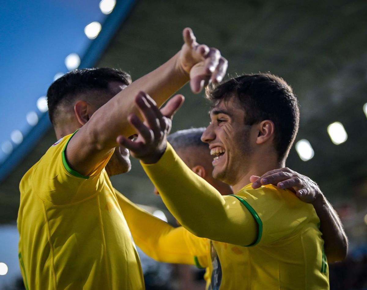 Martín Ochoa se abraza a Lucas Pérez en la celebración de su primer gol con el Deportivo en la novena jornada ante el Sabadell. |  // LOF
