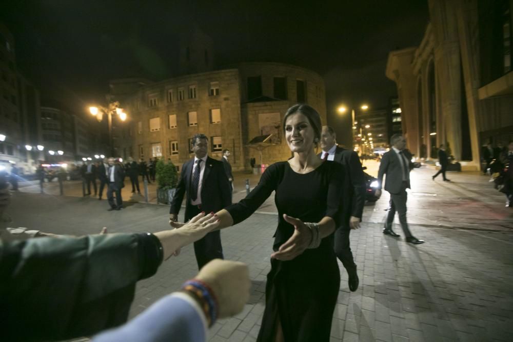 Salida de los Reyes, saludando a la gente, del concierto de los Premios Princesa