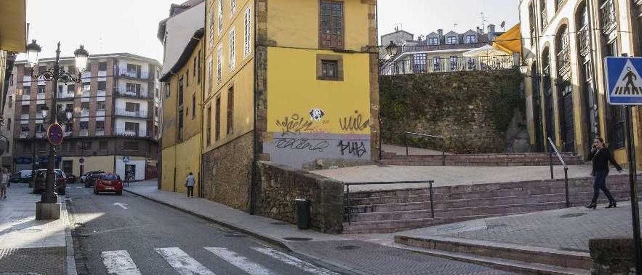 La calle Postigo Alto, con pintadas en una de sus fachadas.