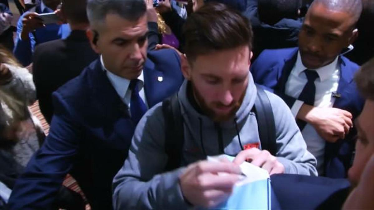 Un aficionado llora cuando Messi le firma la camiseta