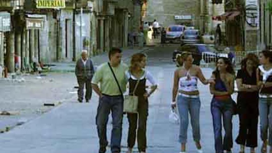 Foto de archivo de un grupo de jóvenes por una calle céntrica de Toro.