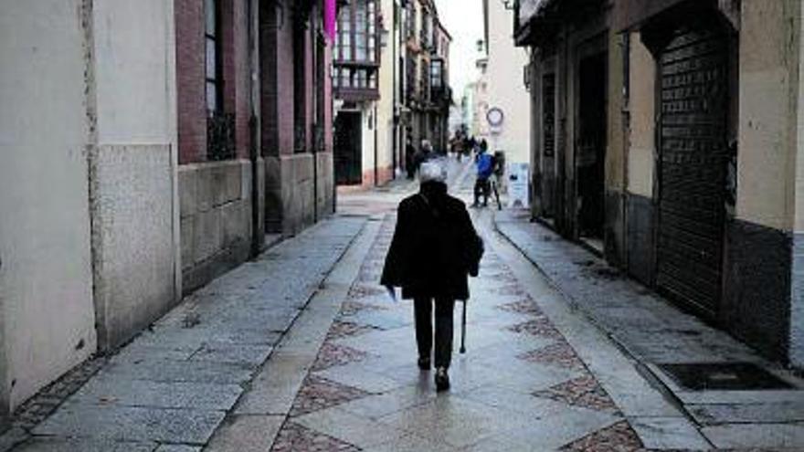 Una mujer camina por las calles del centro de la ciudad.