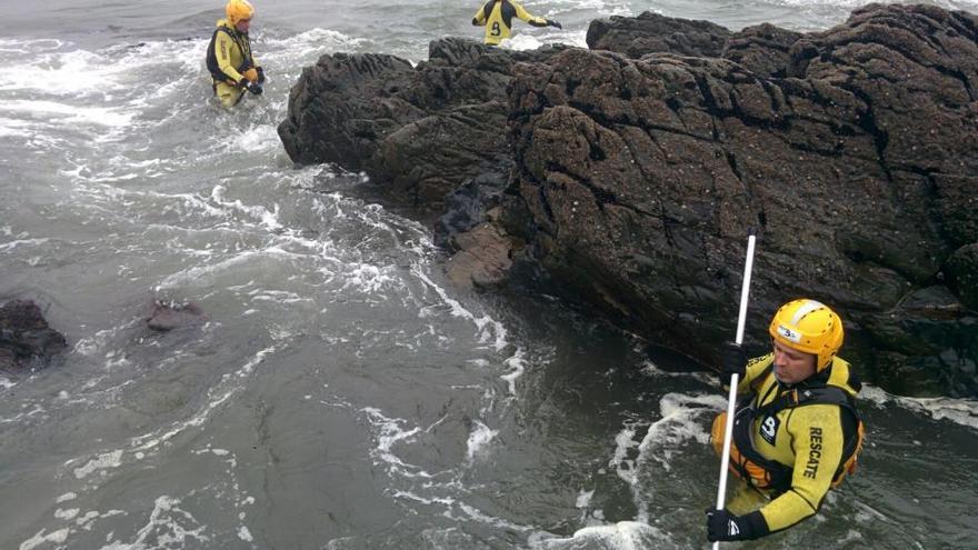 El dispositivo de búsqueda del bebé desaparecido en la costa de Navia continúa este sábado con 73 personas