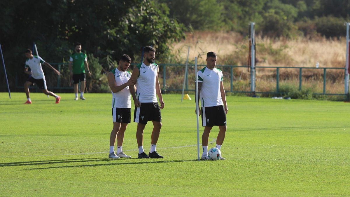 Jacobo González, Xavi Sintes y Carlos Isaac, durante la sesión de este lunes en la Ciudad Deportiva.