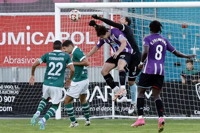 El Coruxo se sobrepone al campo
