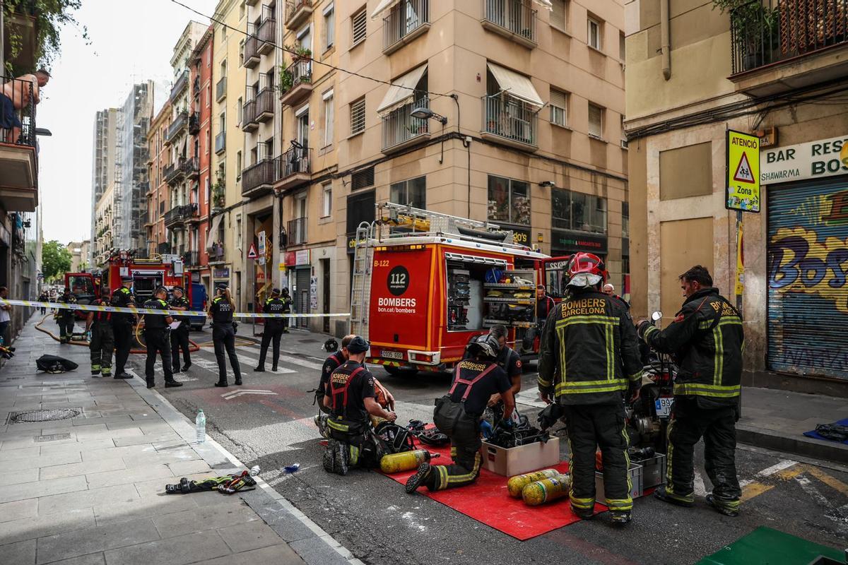 Incendio en la calle de Nou de la Rambla, en Barcelona