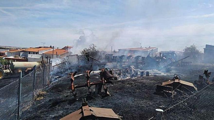 Maquinaria en desuso y aperos de labranza afectados por las llamas en el incendio declarado ayer en el casco urbano de Villaescusa.