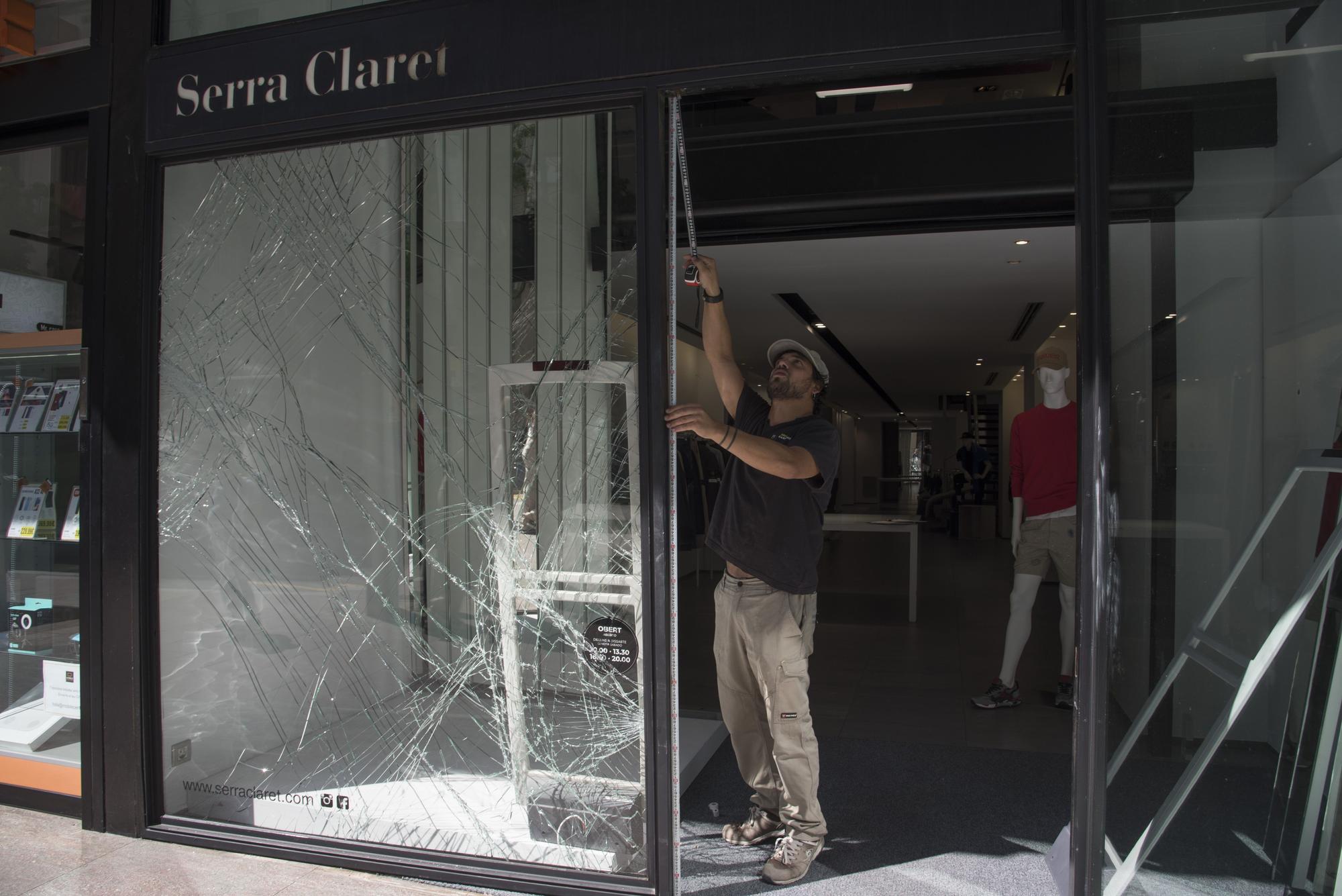 Encasten un vehicle al Serra Claret del carrer Guimerà de Manresa