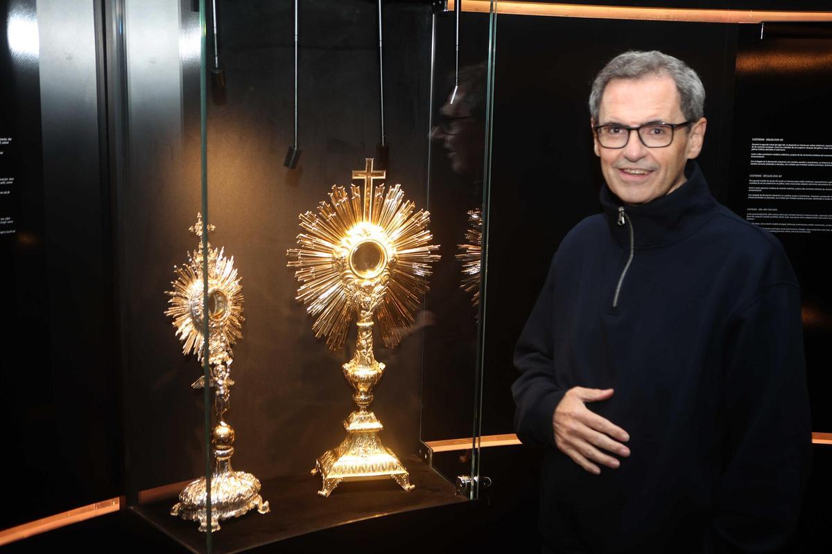 El padre Alonso ante una de las piezas de la colección de arte sacro en Santa Cruz