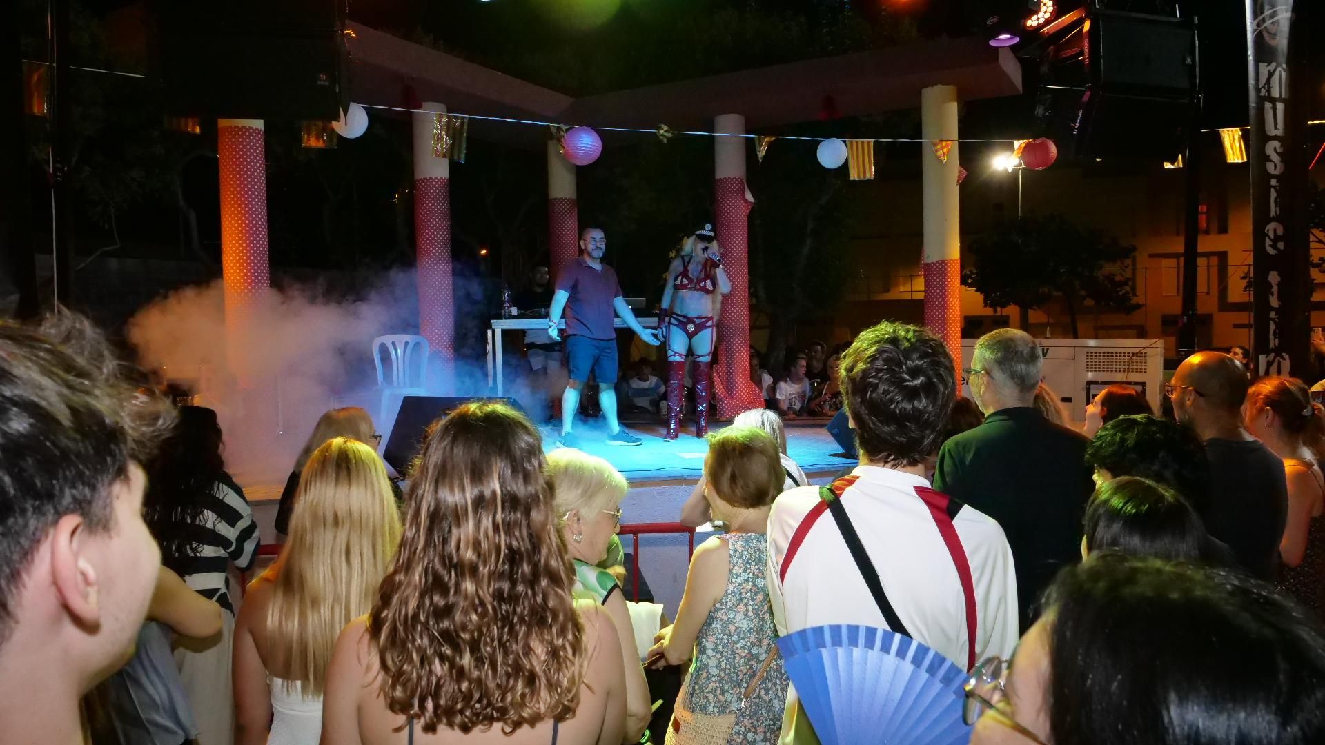 El alcalde de Vila-real, José Benlloch, lo da todo en el concierto de Leticia Sabater