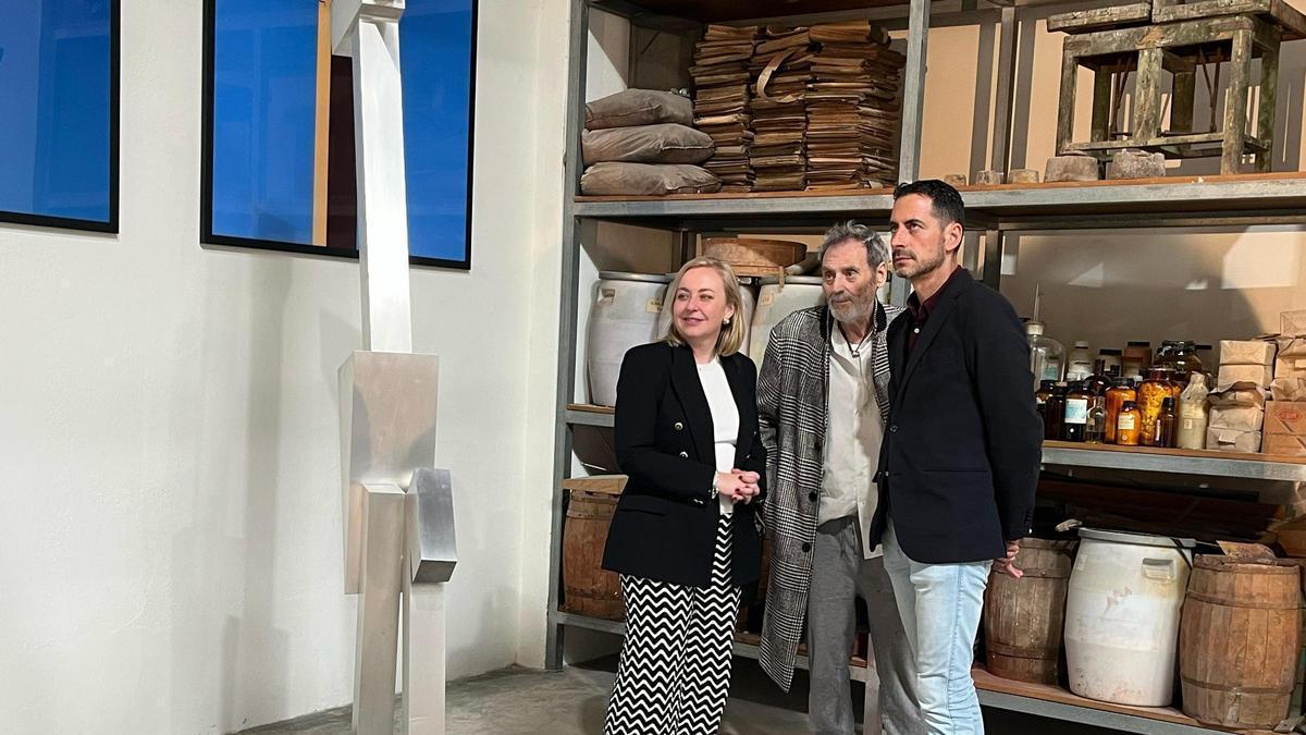 La vicepresidenta de la diputación, Natàlia Enguix, junto al artista y Carlos Fernández Bielsa, en la casa-taller.