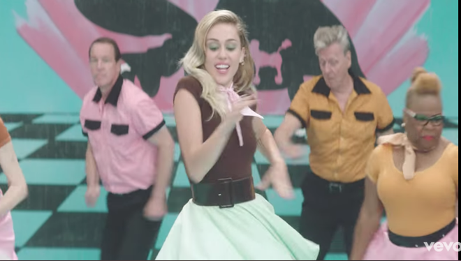 Miley Cyrus en el videoclip de 'Younger now'