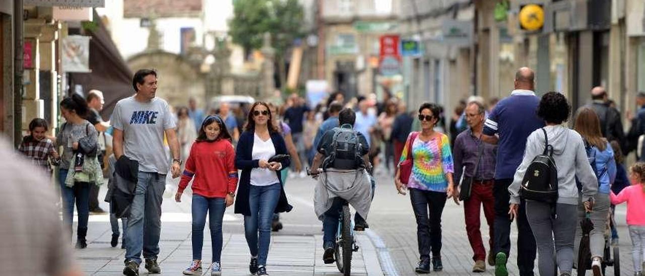 Gente paseando por la calle Michelena de Pontevedra. // Gustavo Santos