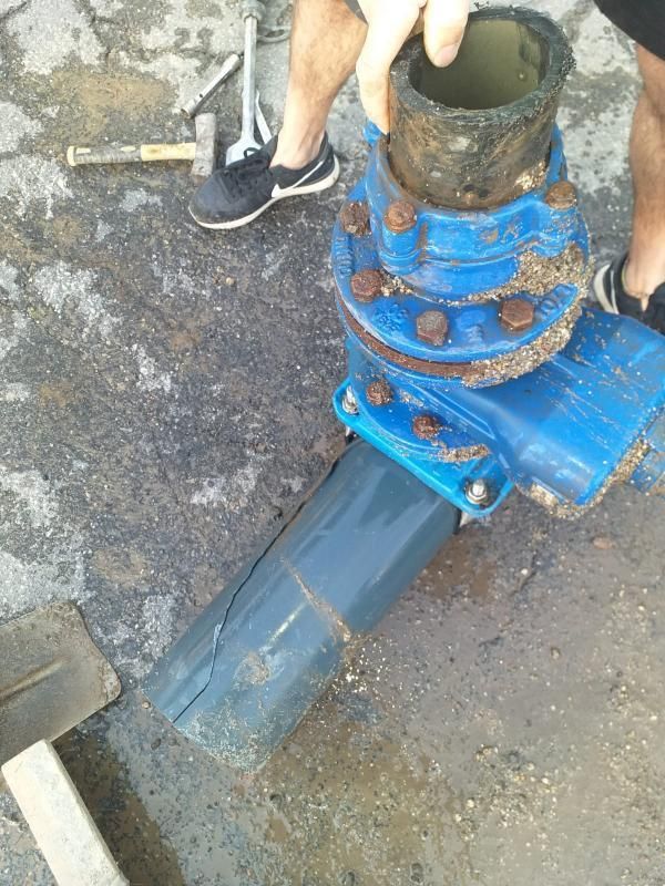 Fisura en la tubería de PVC que originó la fuga de agua. | // FdV
