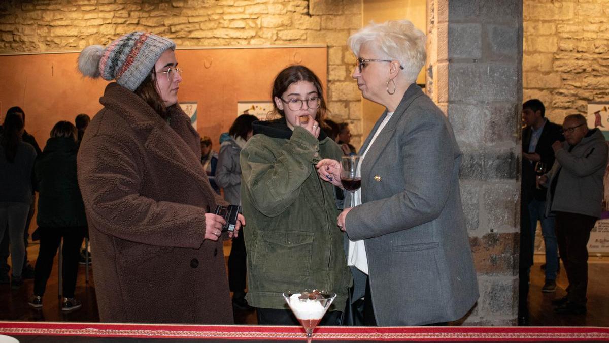 La regidora de Promoció Turística i Comerç, Mari Carmen Escuder,  en la degustació de la inauguració de les jornades de la trufa.