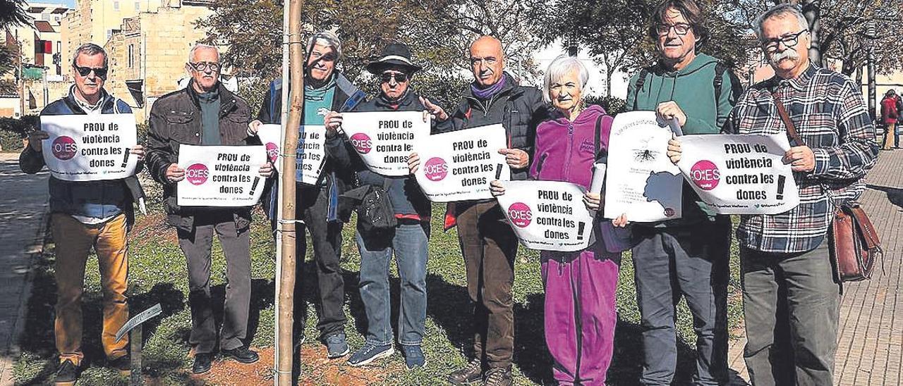 Plantada d’un ‘Arbre de les Dones’ a la plaça de les Perleres de Manacor.