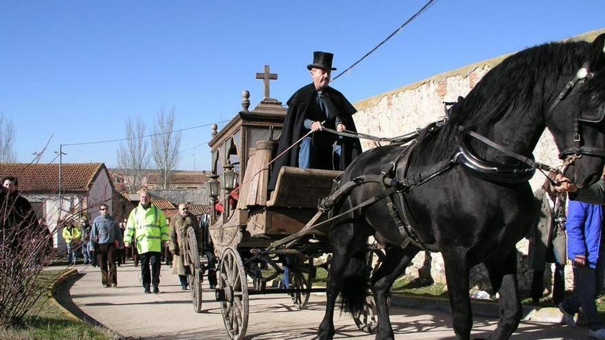 La urna de Klossowski fue trasladada en una carroza fúnebre flanqueada por una procesión.