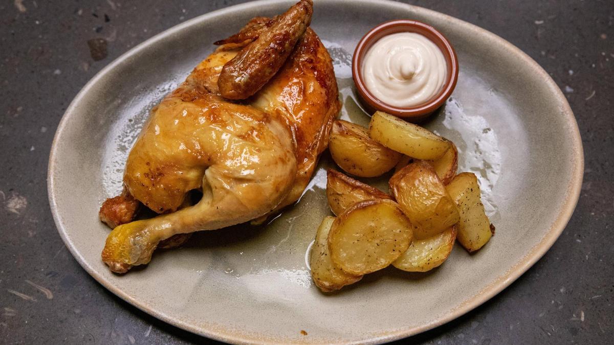 Medio pollo con 'allioli' y patatas de Rooster & Bubbles.
