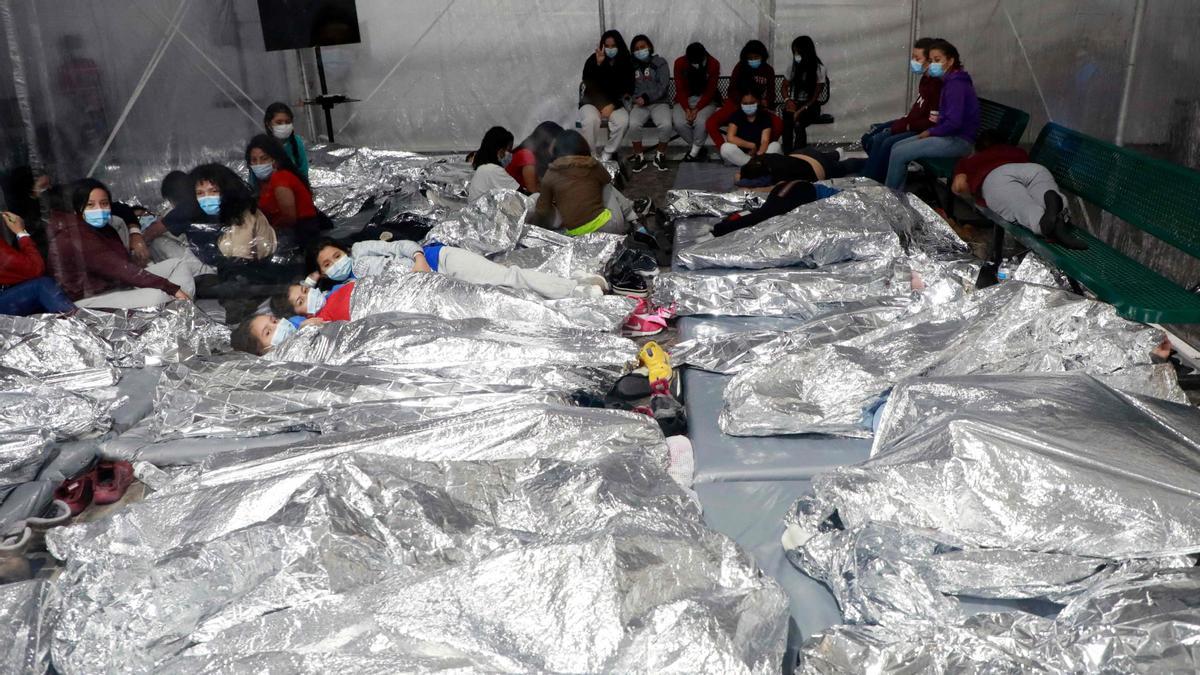 El Gobierno de Estados Unidos divulgó este martes dos videos que muestran las condiciones de vida en dos instalaciones de Texas donde cientos de niños migrantes permanecen bajo custodia de la Oficina de Aduanas y Protección de Fronteras (CBP).