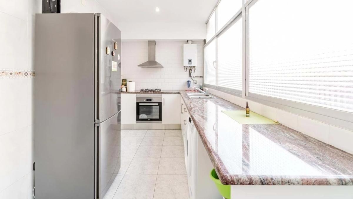 Oportunidad única en Barcelona venden un piso de tres habitaciones por 130