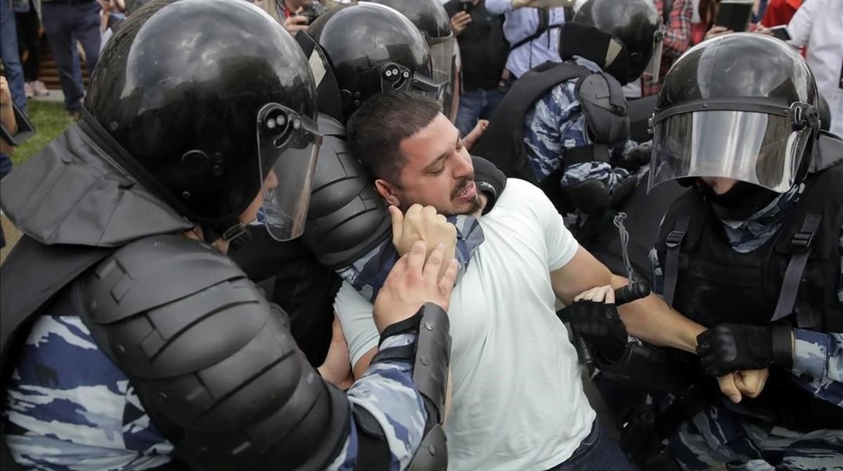 zentauroepp38860262 police detain a protester during a demonstration in downtown170612171819