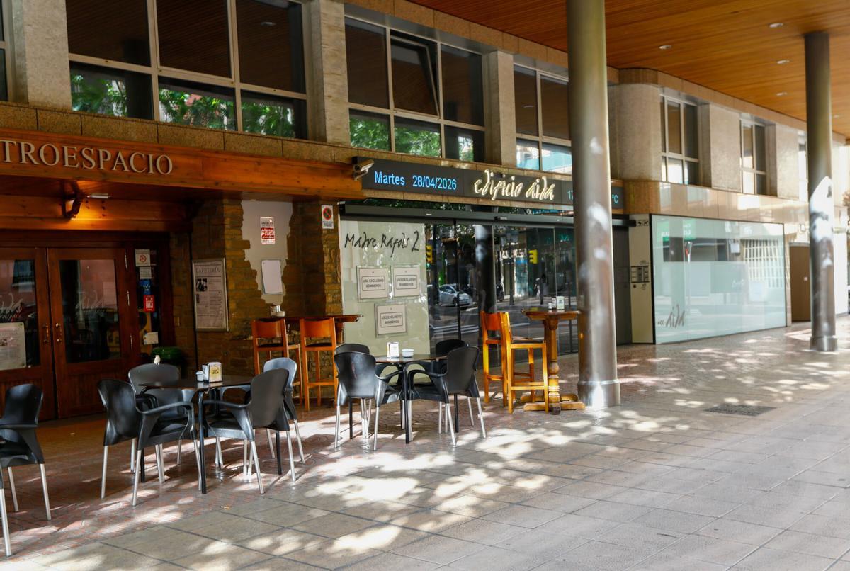 Varios negocios ubicados en los bajos del edificio Aida, en Zaragoza